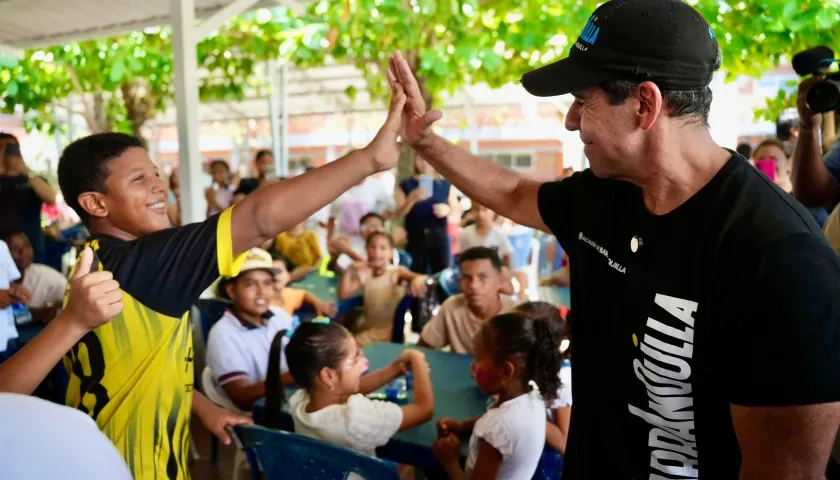 Alcalde Char durante la entrega de almuerzo a los niños en el comedor comunitario.