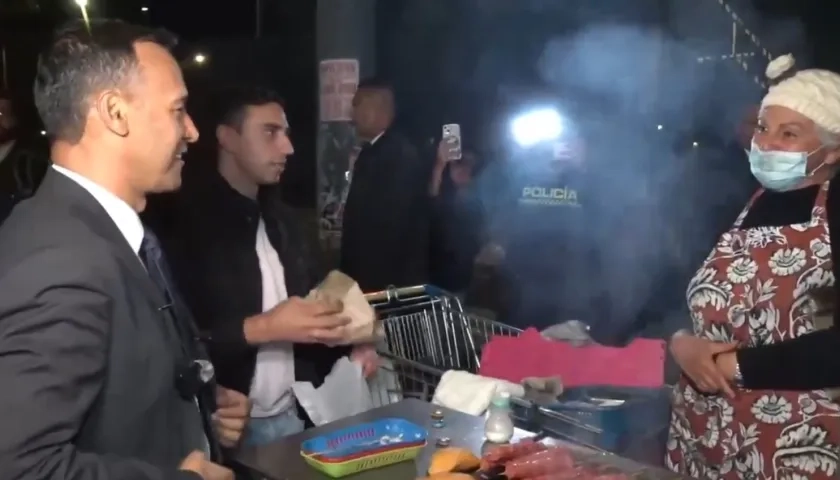 El Ministro de Defensa, Pedro Sánchez y la vendedora Yaneth Franco.