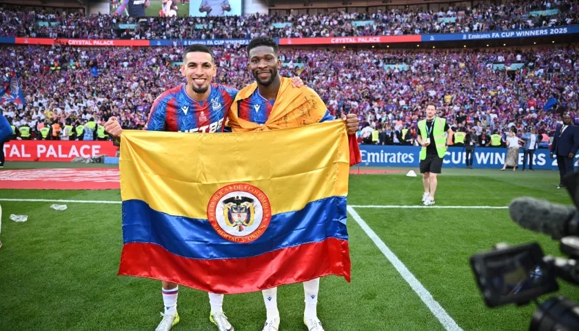 Daniel Muñoz y Jefferson Lerma, campeones de la FA Cup 2024-25 con Crystal Palace.