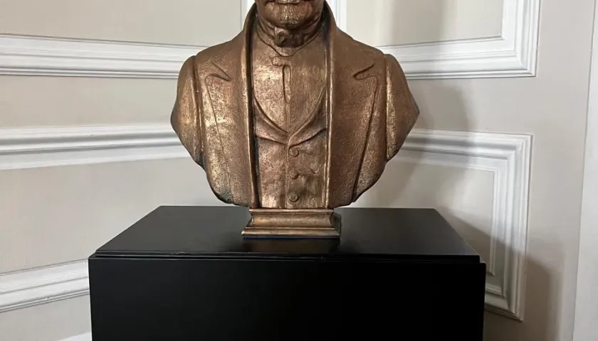 El busto en honor al expresidente Juan José Nieto.