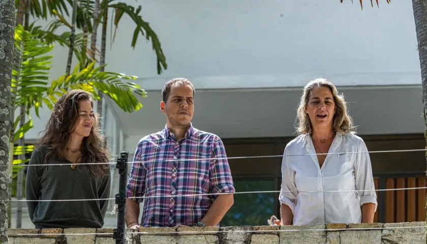 Los opositores venezolanos Claudia Macero (i), Pedro Uchurrurtu (c) y Magalli Meda. 