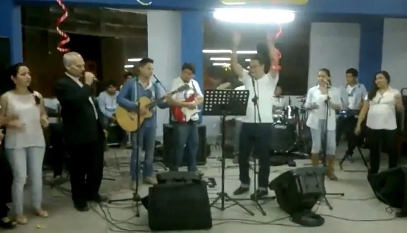 El hoy Papa León XIV cantando villancicos. 