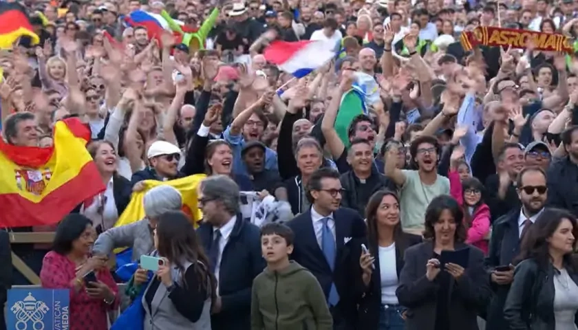 Fieles celebrando la salida del humo blanco. 