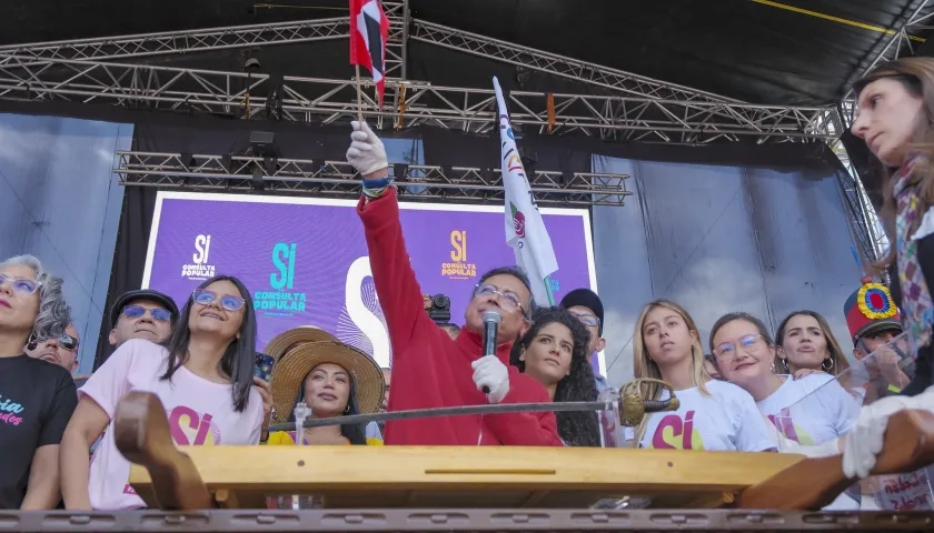 Petro con la espada de Simón Bolívar.