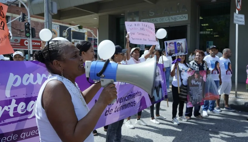 Familias en el plantón frente a la Fiscalía. 