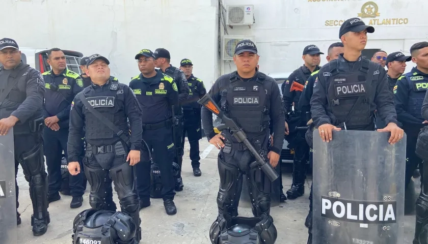 Policías que garantizarán la seguridad durante el cabildo popular. 