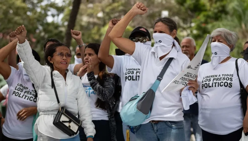 Familias protestan por los presos políticos detenidos en Venezuela.