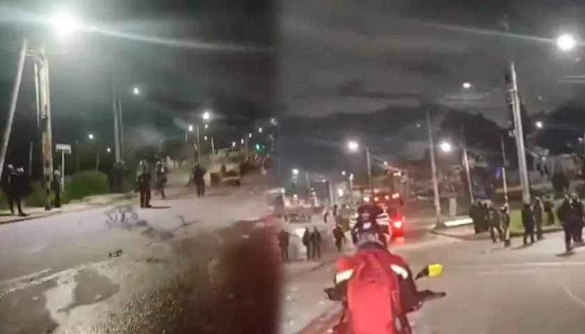 Los vándalos enfrentándose con la Policía esta noche en Bogotá. 