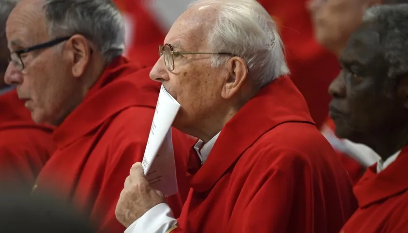 El decano del colegio cardenalicio, Giovanni Battista Re (centro).