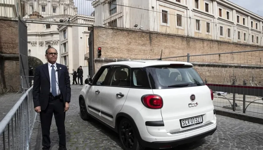 Entrada trasera de la Casa Santa Marta.