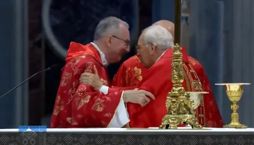 El decano Giovanni Battista Re deseando suerte por partida doble al cardenal Pietro Parolin.