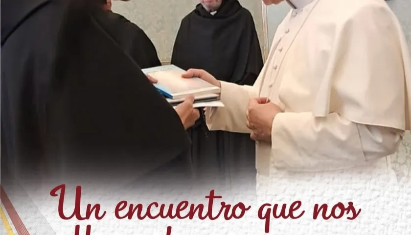 Padre rector del Colegio Liceo de Cervantes Barranquilla, Fray Ronal Antívar, saluda al Papa León XIV en el Vaticano.
