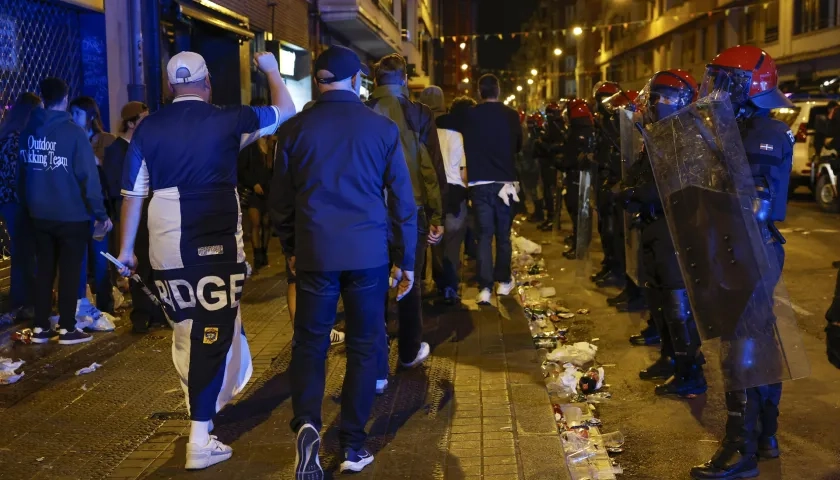 Autoridades de Bilbao vigilan a hinchas ingleses en final de Europa League.