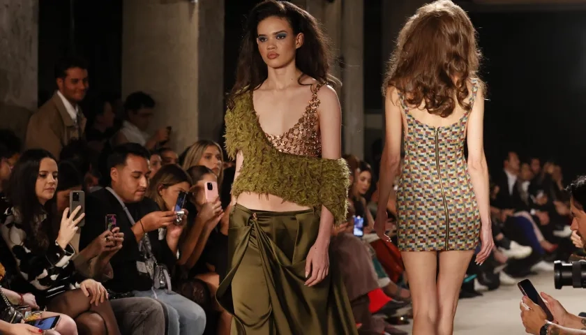 Modelos desfilan un diseño del colombiano Jorge Duque, quien presentó su colección 'Gabinete de curiosidades latinas'. 