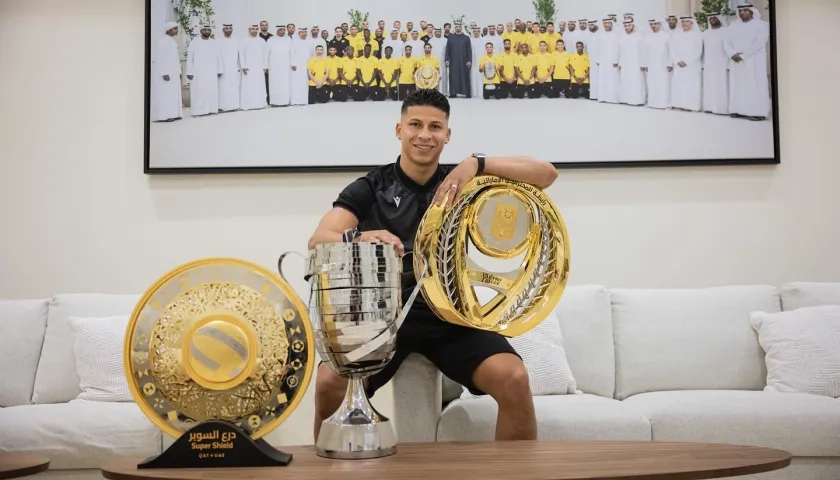 Alexis Pérez con varios de los trofeos conseguidos con el Al-Wasl.