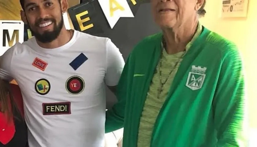 Adolfo 'Rifle' Andrade con su hijo, el futbolista profesional, Andrés, apodado el 'Riflecito'.