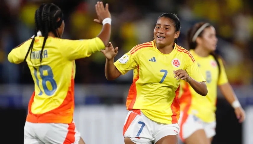 María Baldovino (7) celebra con Maura Henao uno de los goles de Colombia. 