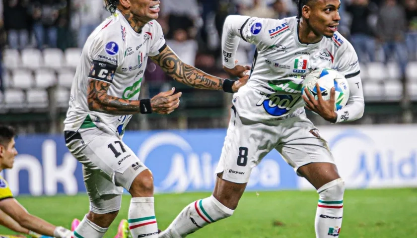Esteban Beltrán celebra con Dayro Moreno tras marcar el segundo gol del Once Caldas. 