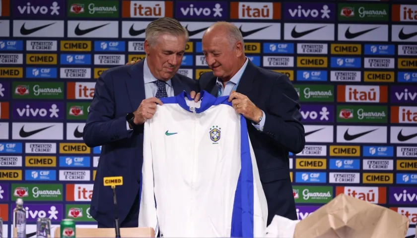 Carlo Ancelotti recibió el buzo de entrenador de Brasil de Luiz Felipe Scolari.