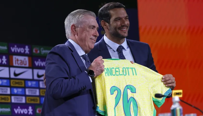 Carlo Ancelotti con el nuevo presidente de la CBF, Samir Xaud, durante su presentación.