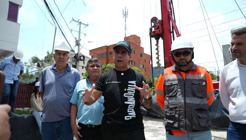Alcalde Char durante la visita de inspección de obras del arroyo de la 85.
