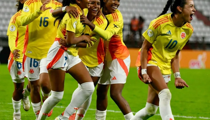 Jugadoras de Colombia celebran el segundo gol anotado por María Baldovino.
