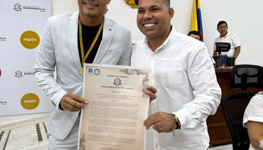 Teófilo Gutiérrez con el concejal de Barranquilla, Alexis Castillo.