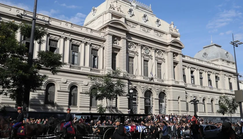 Personas asisten al cortejo fúnebre del expresidente uruguayo José Mujica este miércoles, en Montevideo (Uruguay).