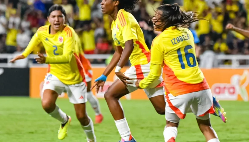 La colombiana Eidy Ruiz (centro) celebra el gol del empate ante Paraguay.