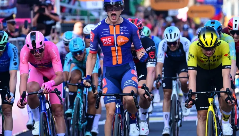Casper van Uden (centro) celebra tras ganar la cuarta etapa del Giro.