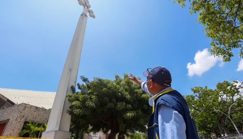 Funcionario de Soledad señala las afectaciones del inmueble.