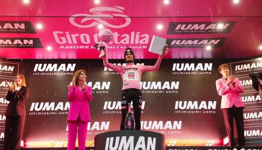 El mexicano Isaac Del Toro mantuvo el liderato con 25 segundos de ventaja sobre Juan Ayuso.