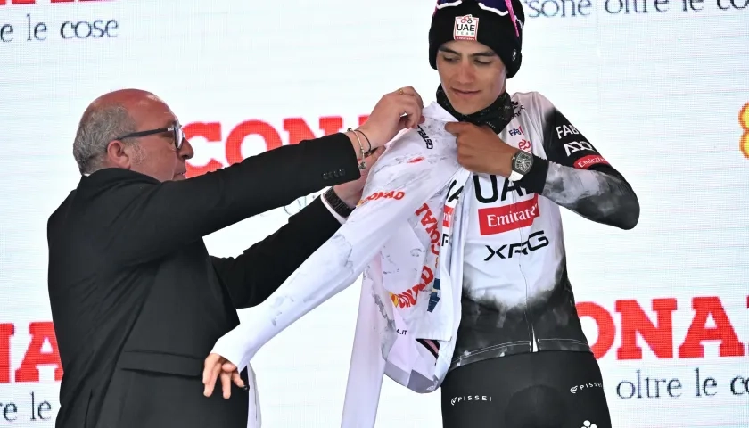 El mexicano Isaac Del Toro se enfunda la camisera blanca que identifica al líder de los jóvenes.