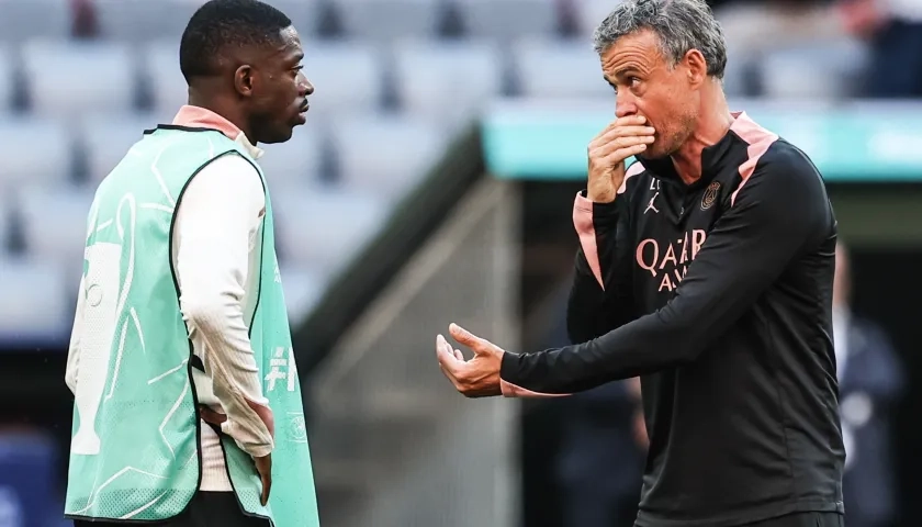 El español Luis Enrique, entrenador del PSG, con el delantero Ousmane Dembelé.  