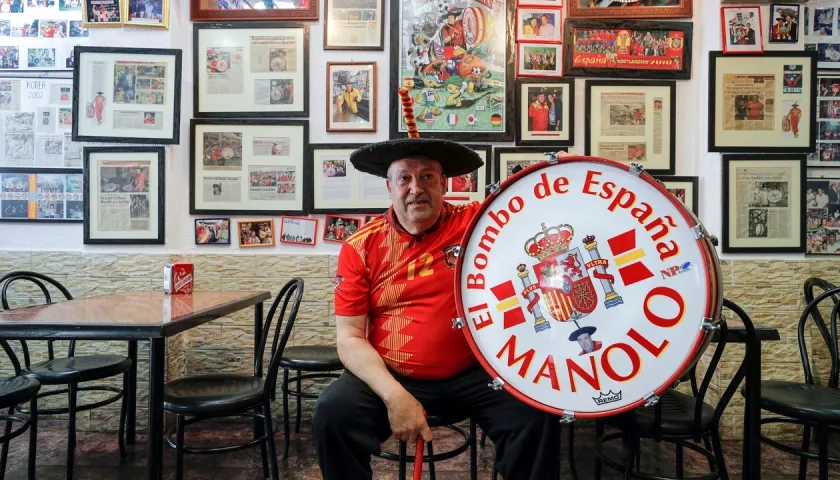 Manolo con su inseparable bombo y la camiseta de España. 