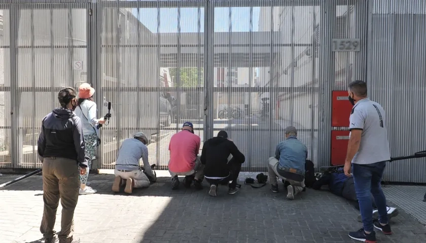 Periodistas en las afueras de la Clínica Olivos, donde estuvo recluido Diego Maradona. 