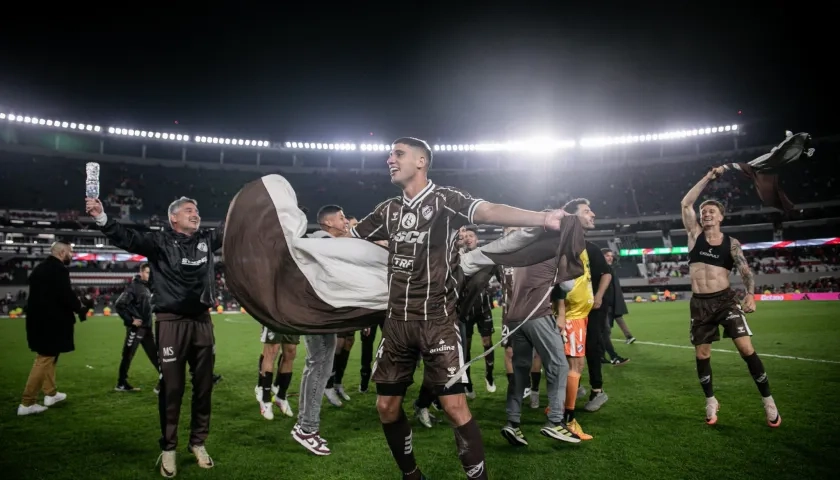Jugadores de Platense celebran en el estadio de River su paso a las semifinales. 