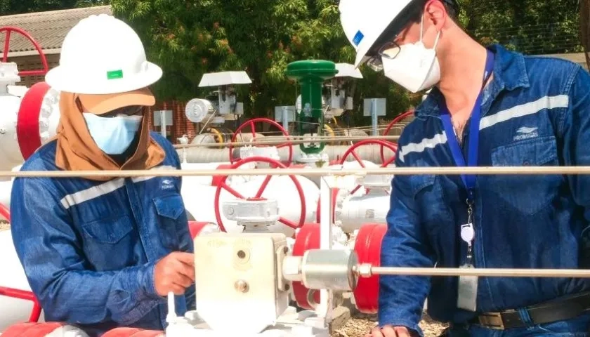 Operarios de Promigas durante labores dentro de la planta.