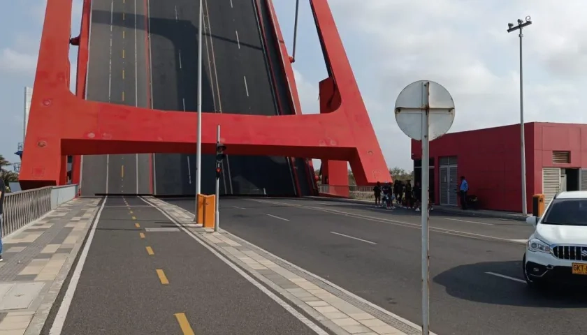 Puente batiente en Avenida del Río.