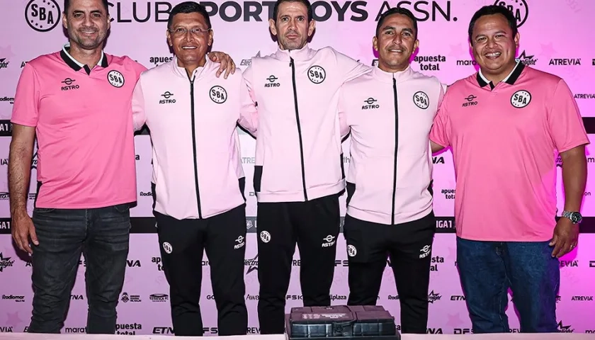 Arturo Reyes, César Poveda y Percy Moncada con los dirigentes del Sport Boys. 
