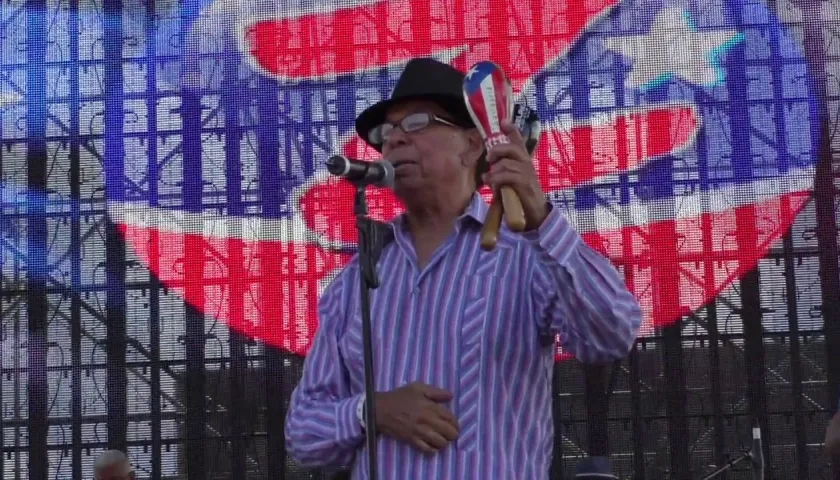 El legendario Nacho Sanabria, con sus inseparables maracas, en una de sus presentaciones. 