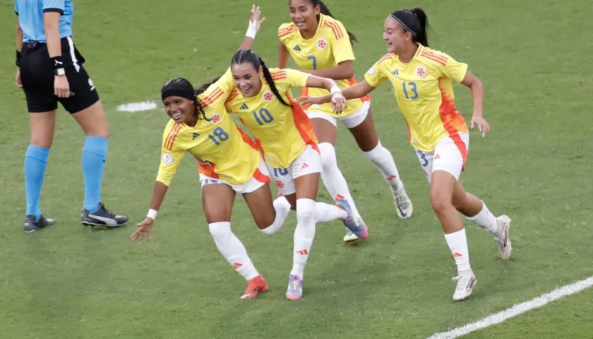 Maura Henao (18) celebra su gol con Ella Grace Martínez (10), Isabella Amado (13) y María Baldovino (7). 