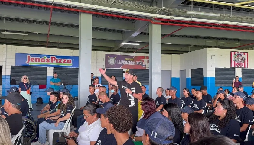 El alcalde Alejandro Char explicando los beneficios a los aspirantes a ser parte del Team Barranquilla 2025.