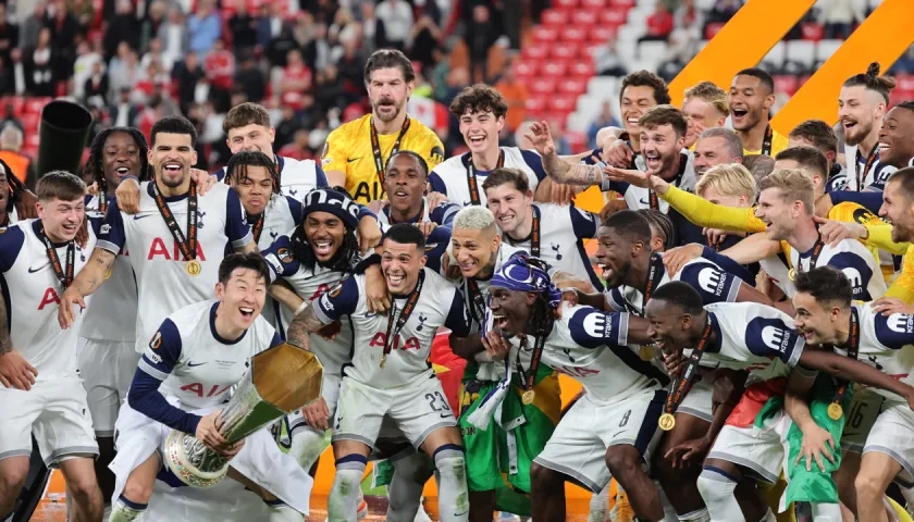 Los jugadores del Tottenham con el trofeo de campeones de la Liga Europa. 