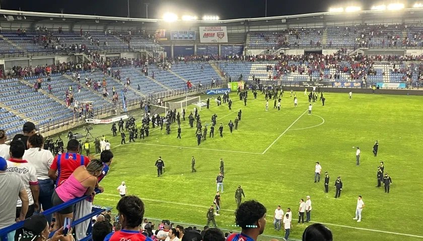 La invasión de los aficionados a la cancha del estadio Sierra Nevada de Santa Marta.
