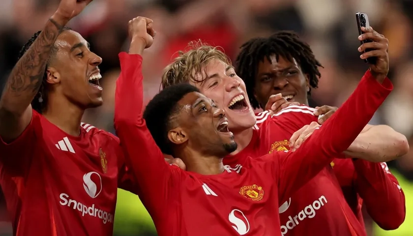 Rasmus Hojlund celebra con una selfie el tercer gol del Manchester United con Leny Yoro, Amad Diallo y Patrick Dorgu.