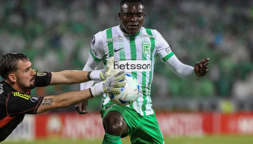Kevin Viveros, autor de dos goles, disputa la pelota con el portero Anthoni. 