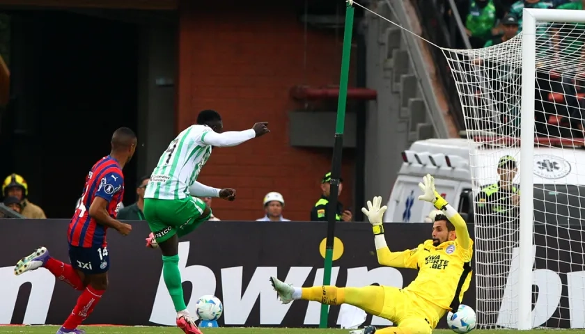 Kevin Viveros, autor del gol de Nacional, remata al arco de Bahía. 