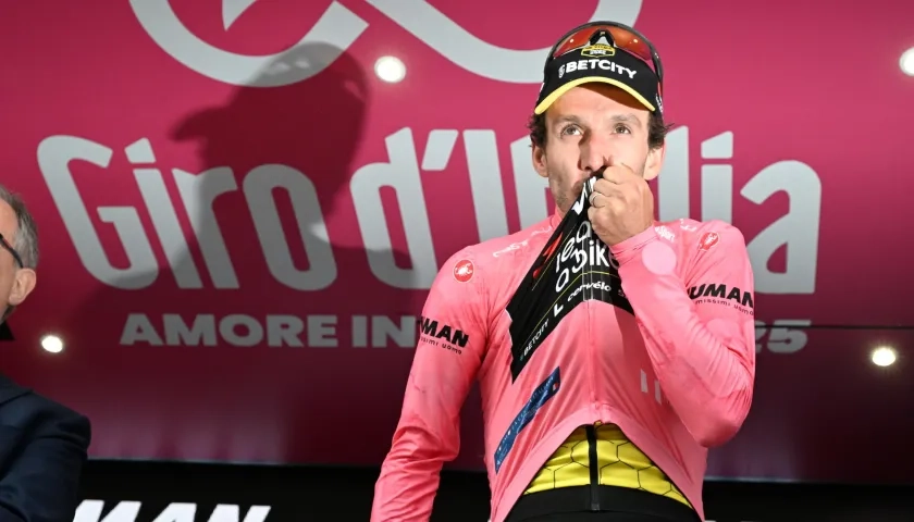 El británico Simon Yates en el podio con la maglia rosa. 