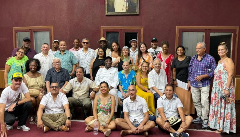 Directivos de Radio Progreso, con organizadores del Encuentro y coleccionistas de Colombia y México, durante la visita al estudio 'Benny Moré'.